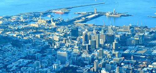 Photo vue de haut d'une ville africaine et de son port