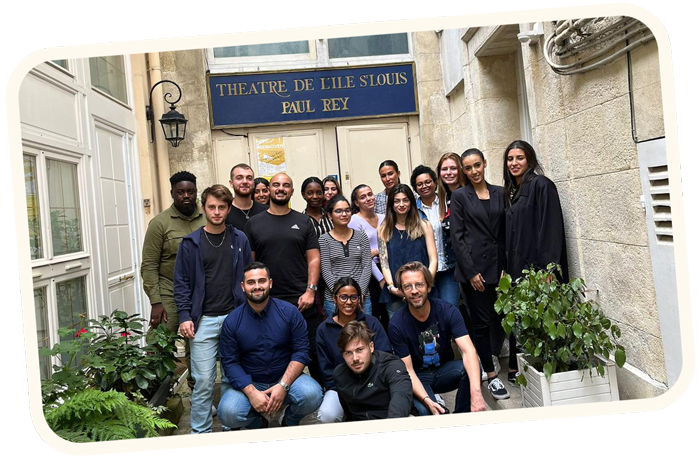 photo de groupe d'une classe The Makers Studio devant le théâtre de l'ile st louis paul rey